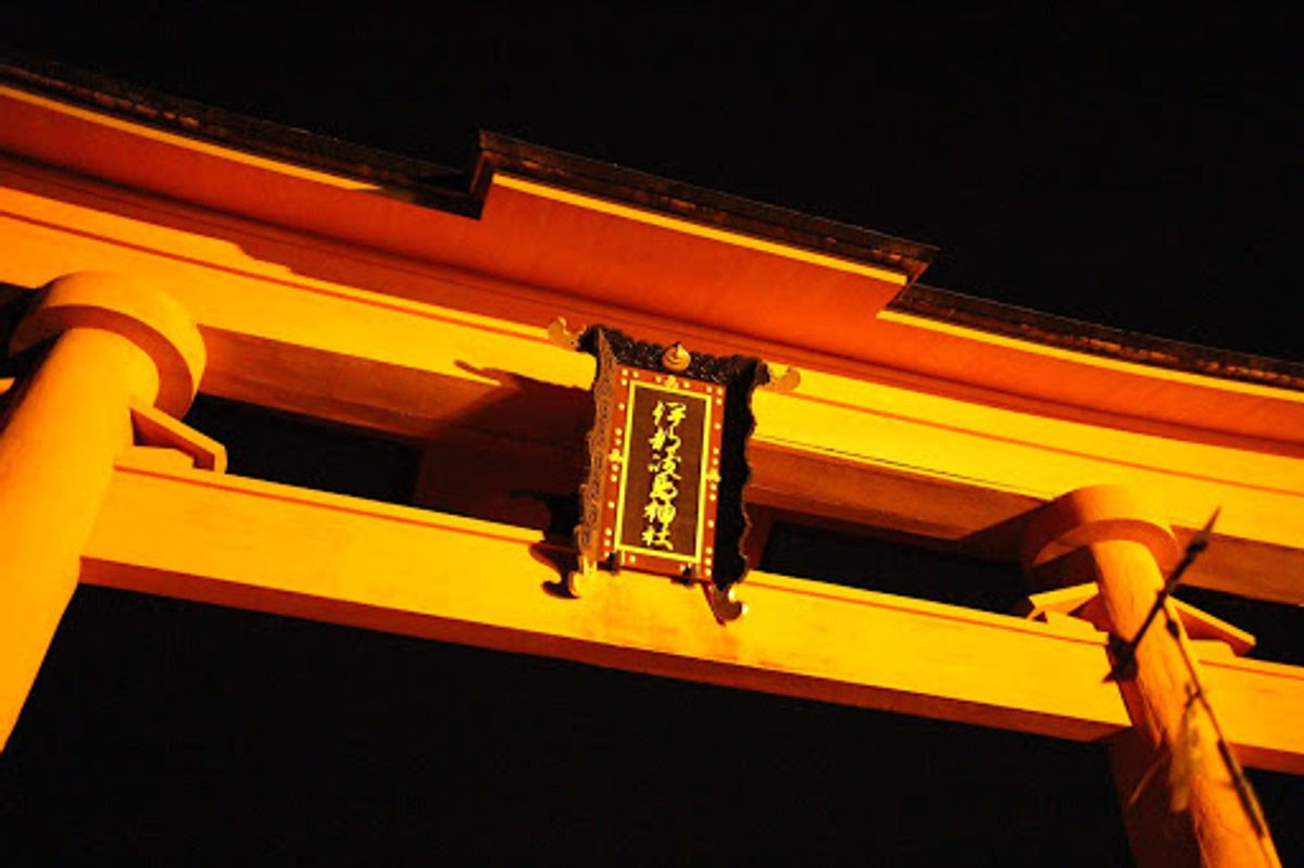 厳島神社ナイトクルーズ。ちょうど満月の夜、月と厳島神社のコラボを堪能。

...