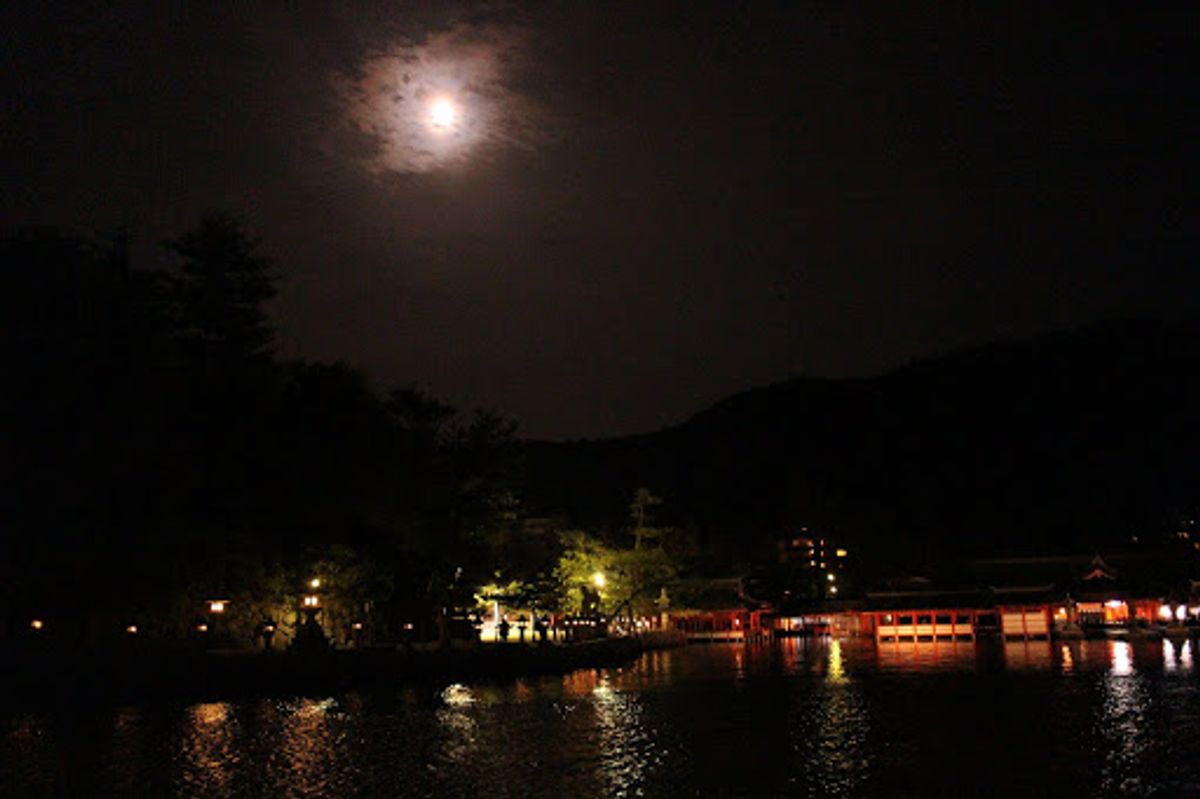 厳島神社ナイトクルーズ。ちょうど満月の夜、月と厳島神社のコラボを堪能。

...