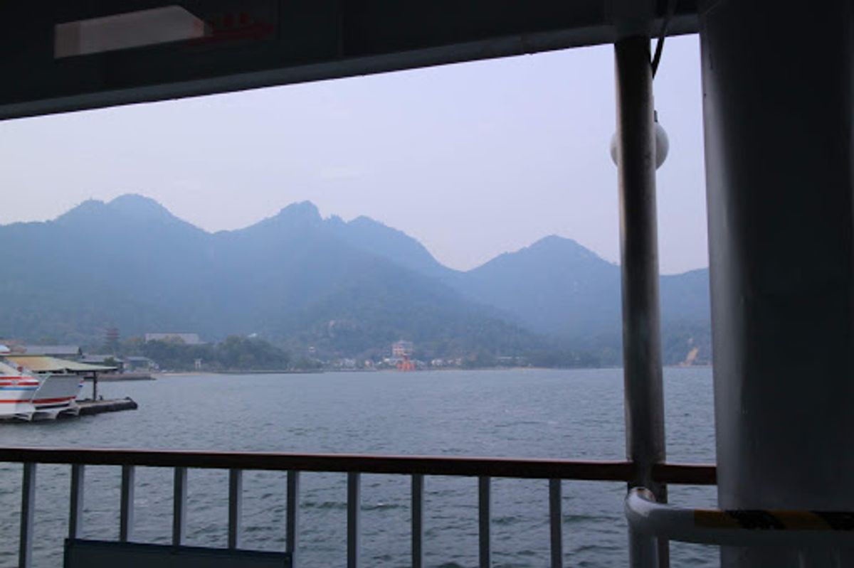 島内宿泊だったので朝散歩はもちろん神社の大鳥居まで。帰りのフェリーから眺め...