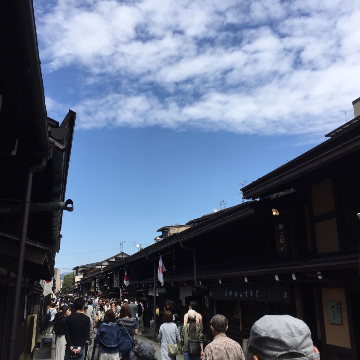 翌日は高山市内観光。朝市などを楽しみました。まだ桜が咲いていた。