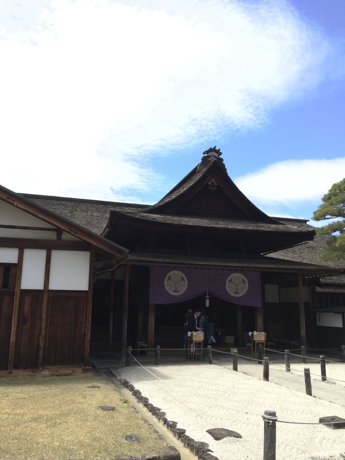 翌日は高山市内観光。朝市などを楽しみました。まだ桜が咲いていた。