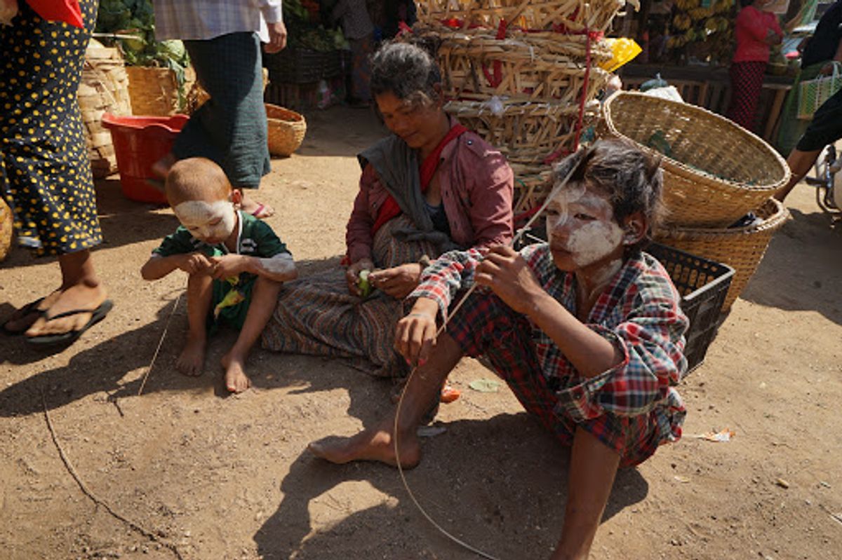 まずはローカル市場にやってきた。

果物、野菜、生肉、魚、日用品、仏像の首...