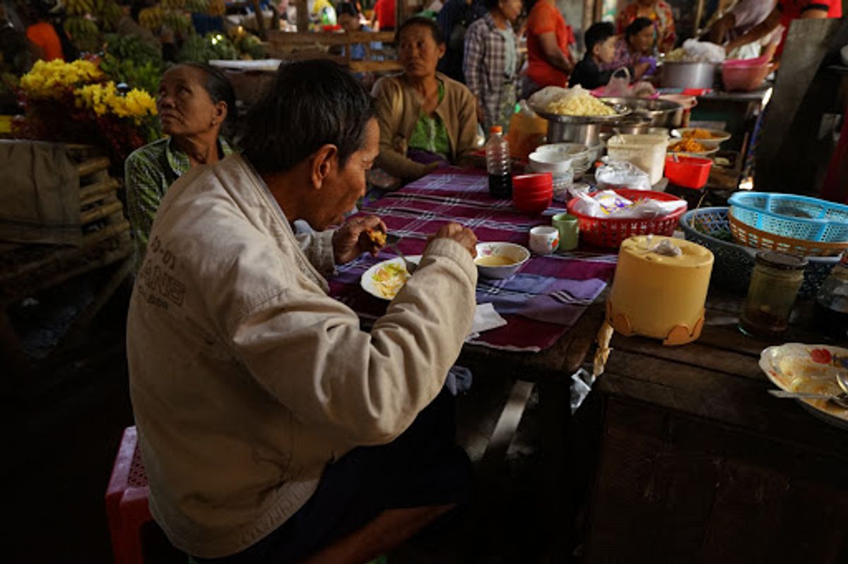 まずはローカル市場にやってきた。

果物、野菜、生肉、魚、日用品、仏像の首...