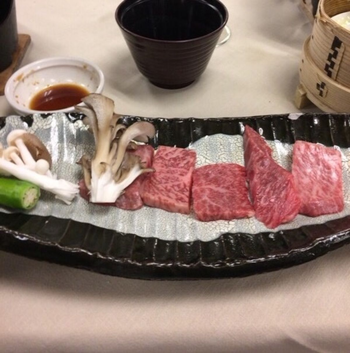 宿は高山市内ではなくて近くの温泉に宿泊。料理は美味しかった。高山で食べた飛...