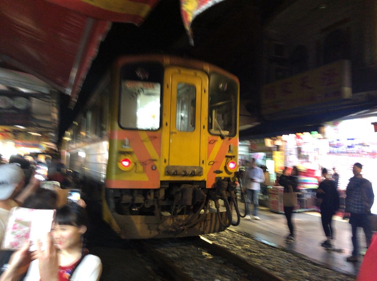 もちろん、グルメだけでなく観光もしました。初日は十份と夜市。タピオカミルク...