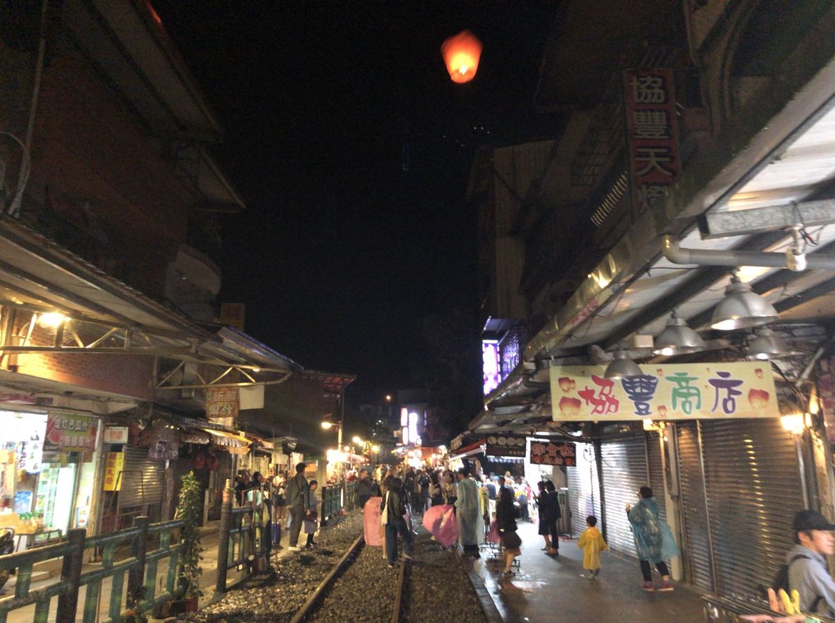 もちろん、グルメだけでなく観光もしました。初日は十份と夜市。タピオカミルク...