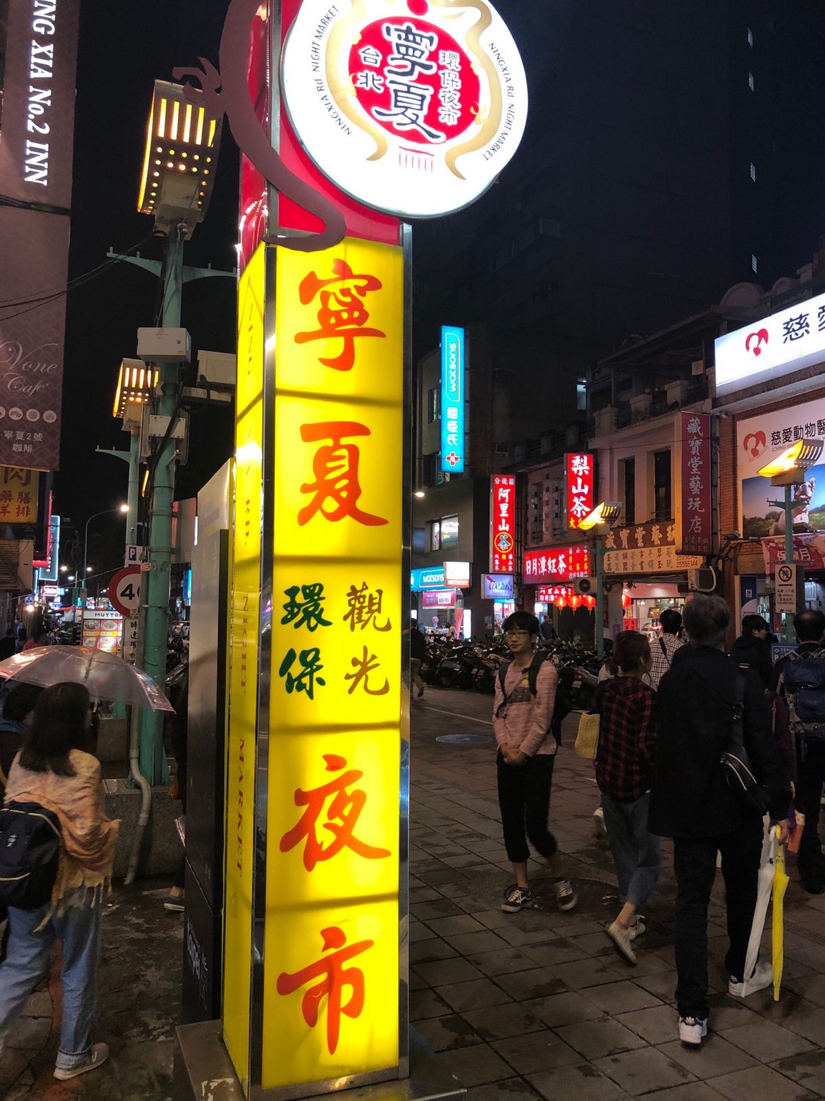 もちろん、グルメだけでなく観光もしました。初日は十份と夜市。タピオカミルク...