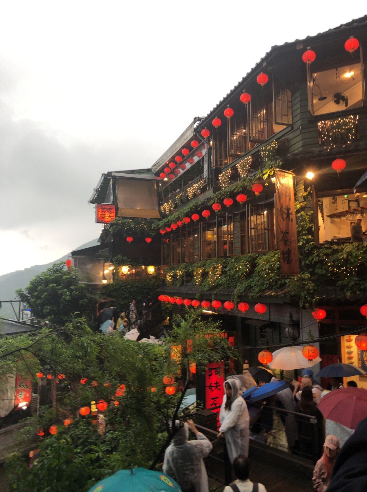 二日目は故宮博物院、九份など。噂には聞いていたけれど、GWの九份は交通規制...