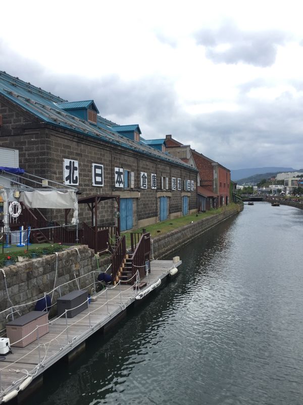 日本・北海道「北海道・洞爺湖温泉・小樽の旅」の写真：小樽運河とステンドグラスに古い町並み。そ...