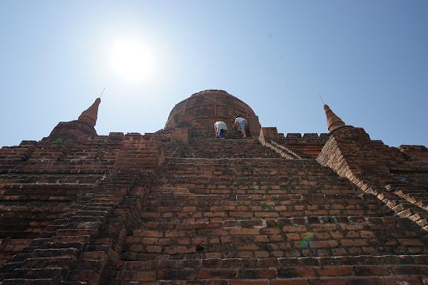 ミャンマー・ヤンゴン「甥と妹とミャンマー・バガン遺跡の旅」の写真：落ちて亡くなった人がいる？
登った後に...