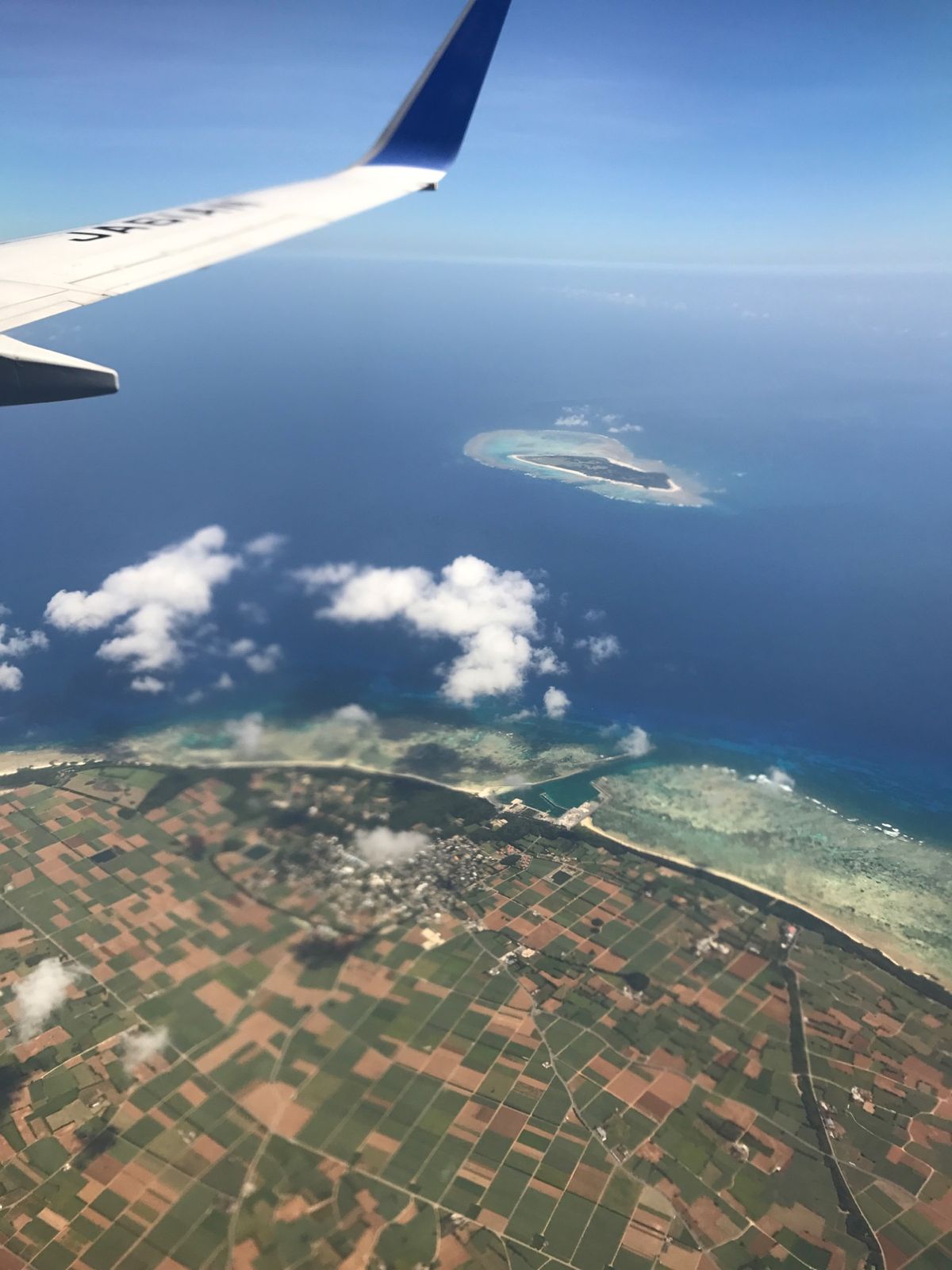 宮古島から空路で石垣島に入りました。
石垣島のメイン街は宮古島に比べると、...