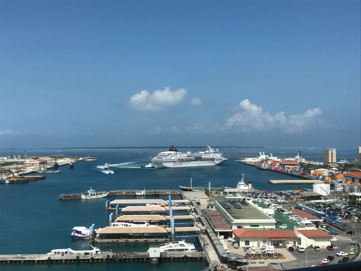 宮古島から空路で石垣島に入りました。
石垣島のメイン街は宮古島に比べると、...