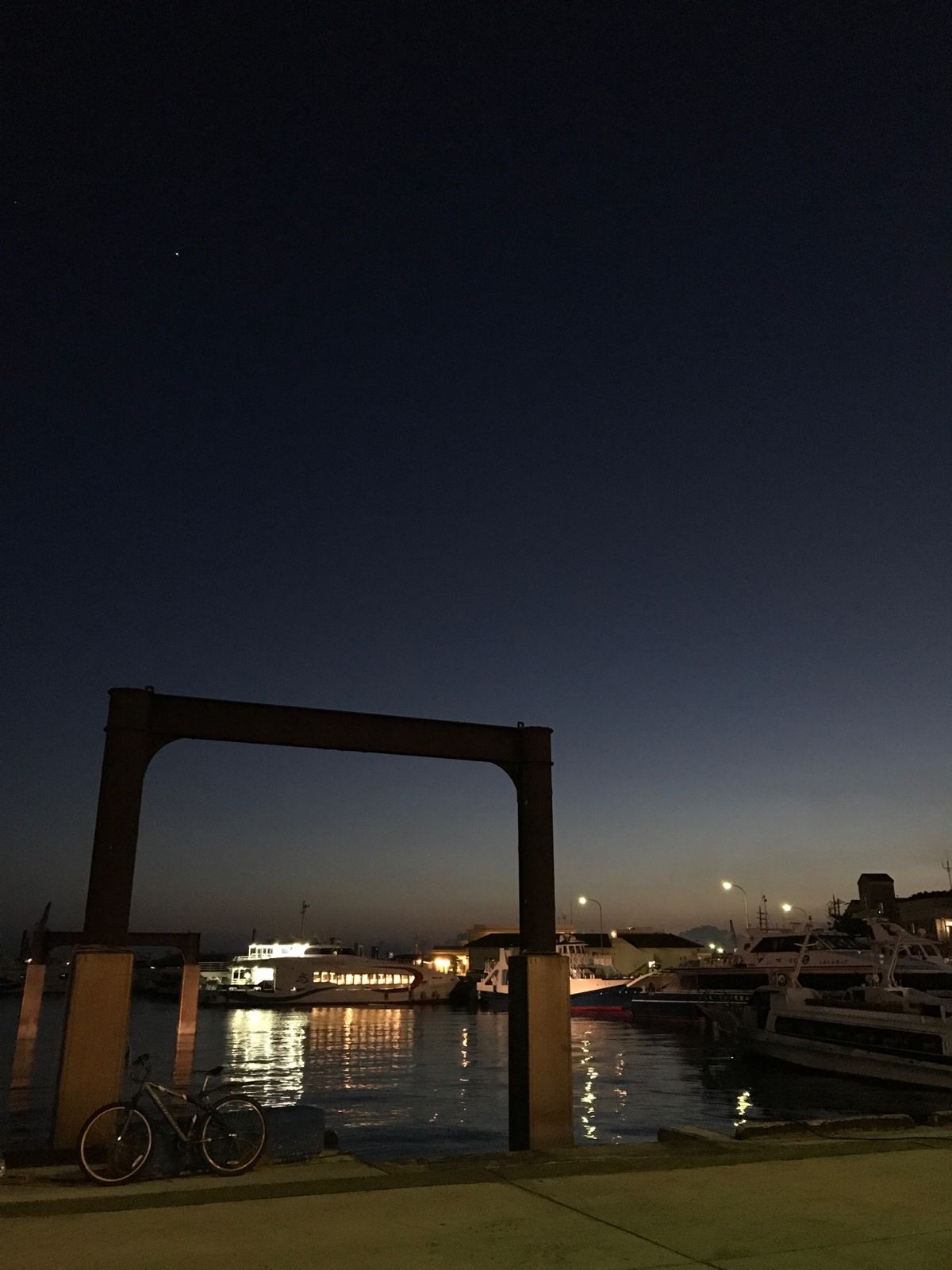 石垣港には日が落ちると、移動式のバーがやってきます。
夜風に吹かれ、星は...