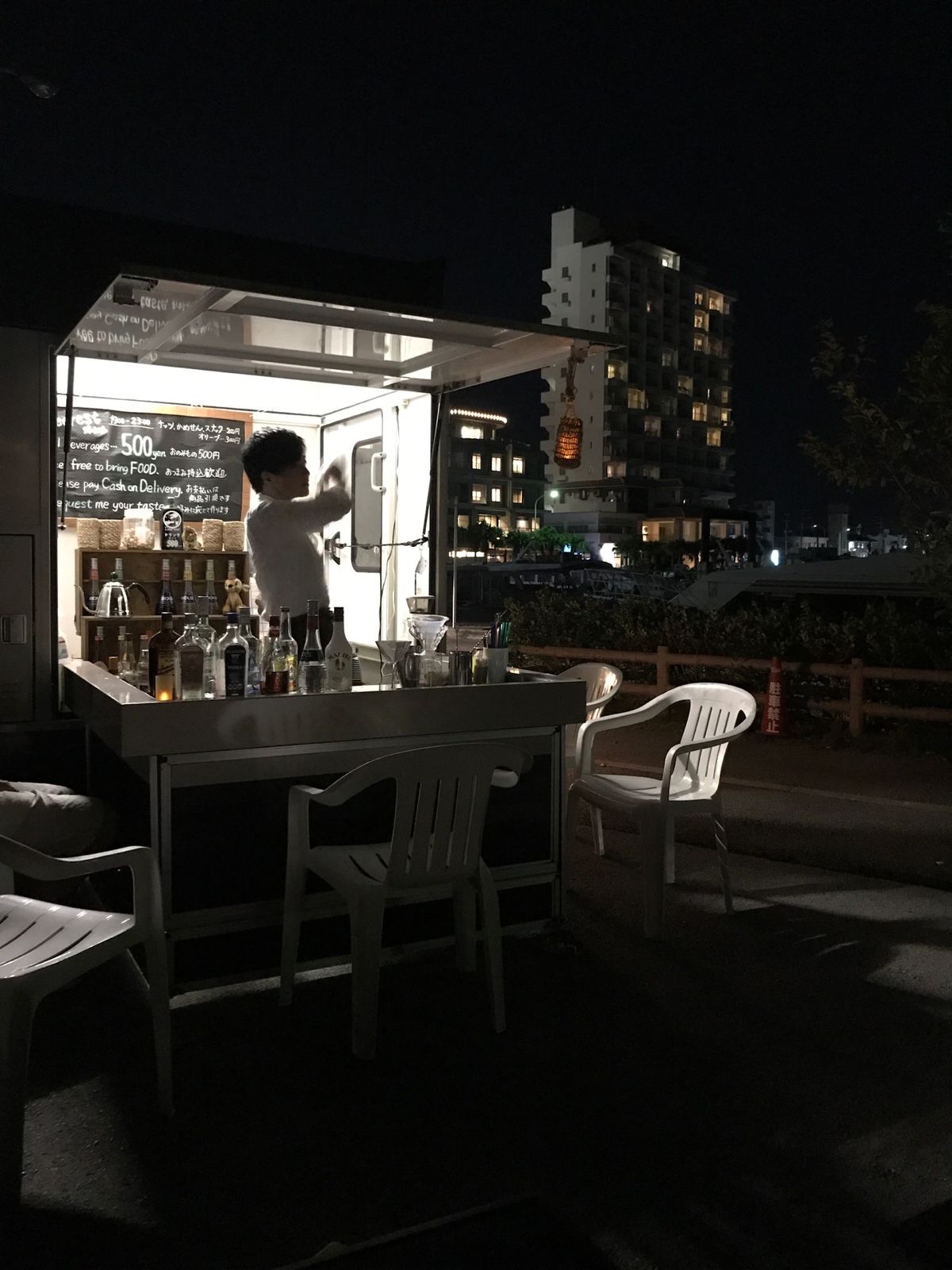 石垣港には日が落ちると、移動式のバーがやってきます。
夜風に吹かれ、星は...