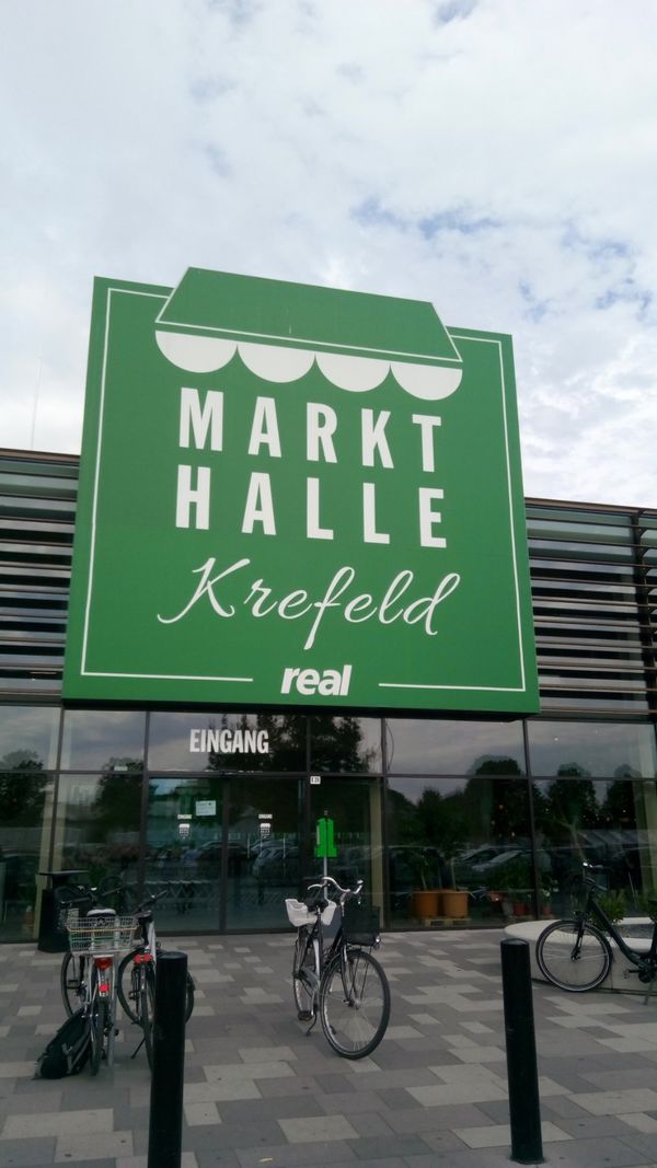 ドイツ・デュッセルドルフ「Happy Birthdayな旅」の写真：まずスーパーマーケットへ。
ここで、娘の...