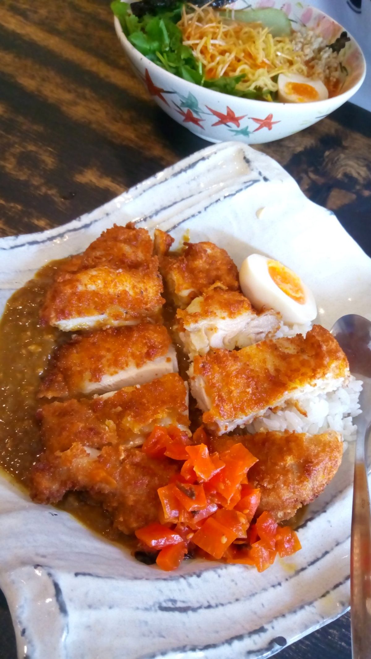 そして私は、ラーメン屋に来てカレー🍛
チキンカツ柔らかーーーい！超旨い😋
