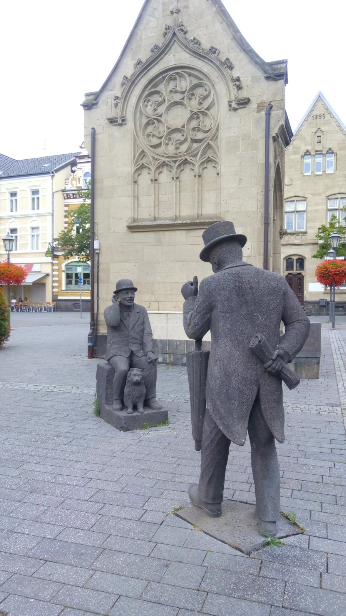 なんか気になる銅像発見！