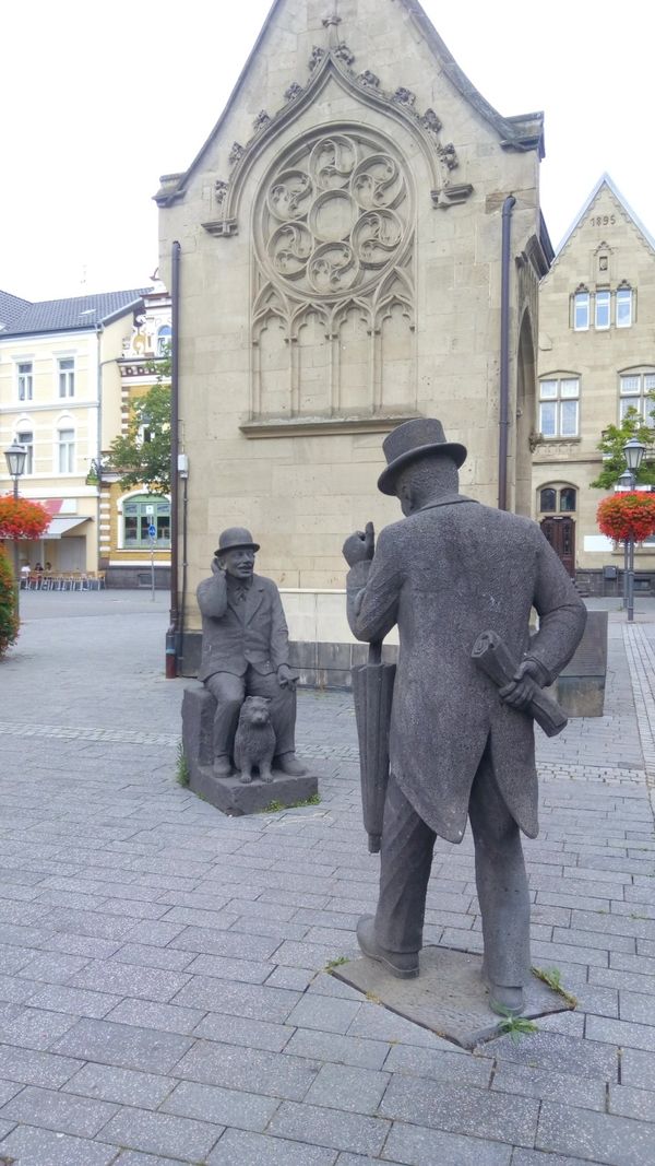 ドイツ・デュッセルドルフ「Happy Birthdayな旅」の写真：なんか気になる銅像発見！