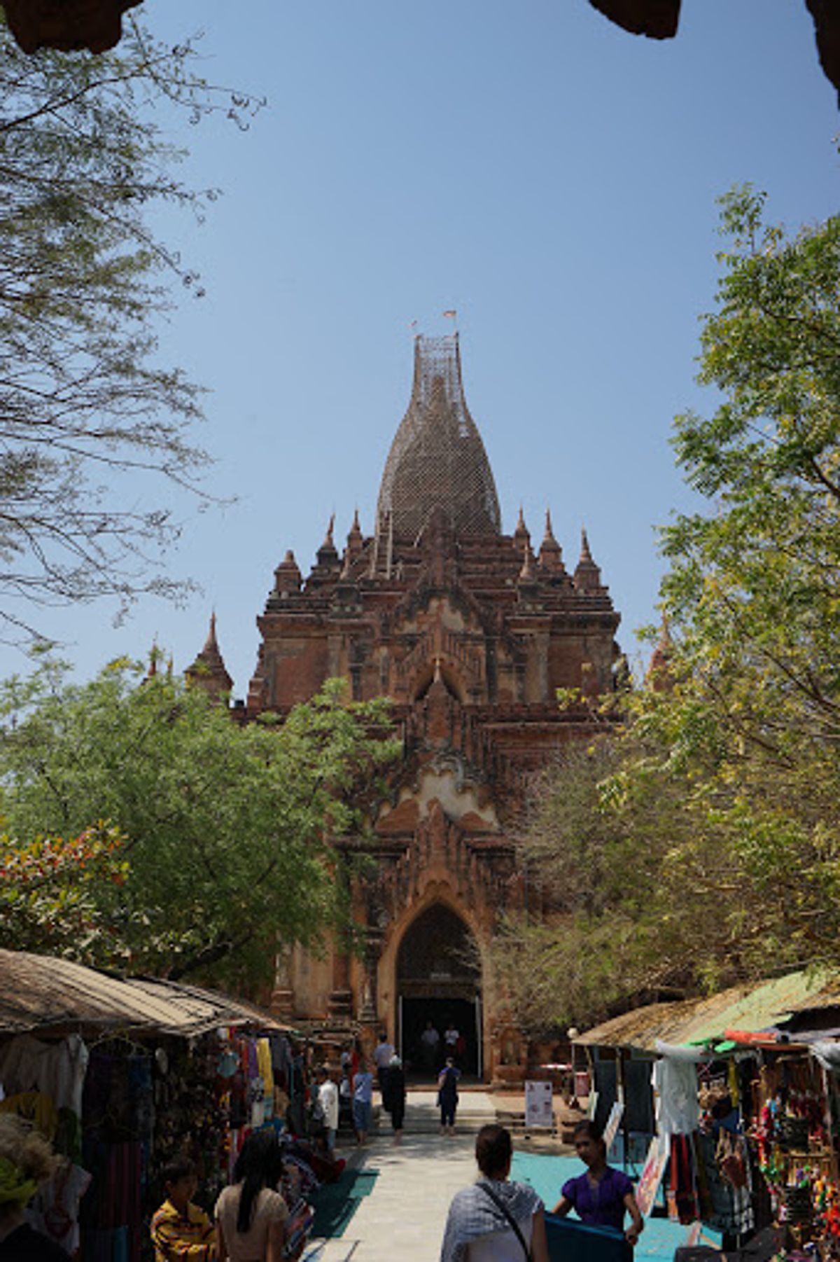 次に訪れたのは「スラマニ寺院」。

寺院内はひんやりしている。
仏像...