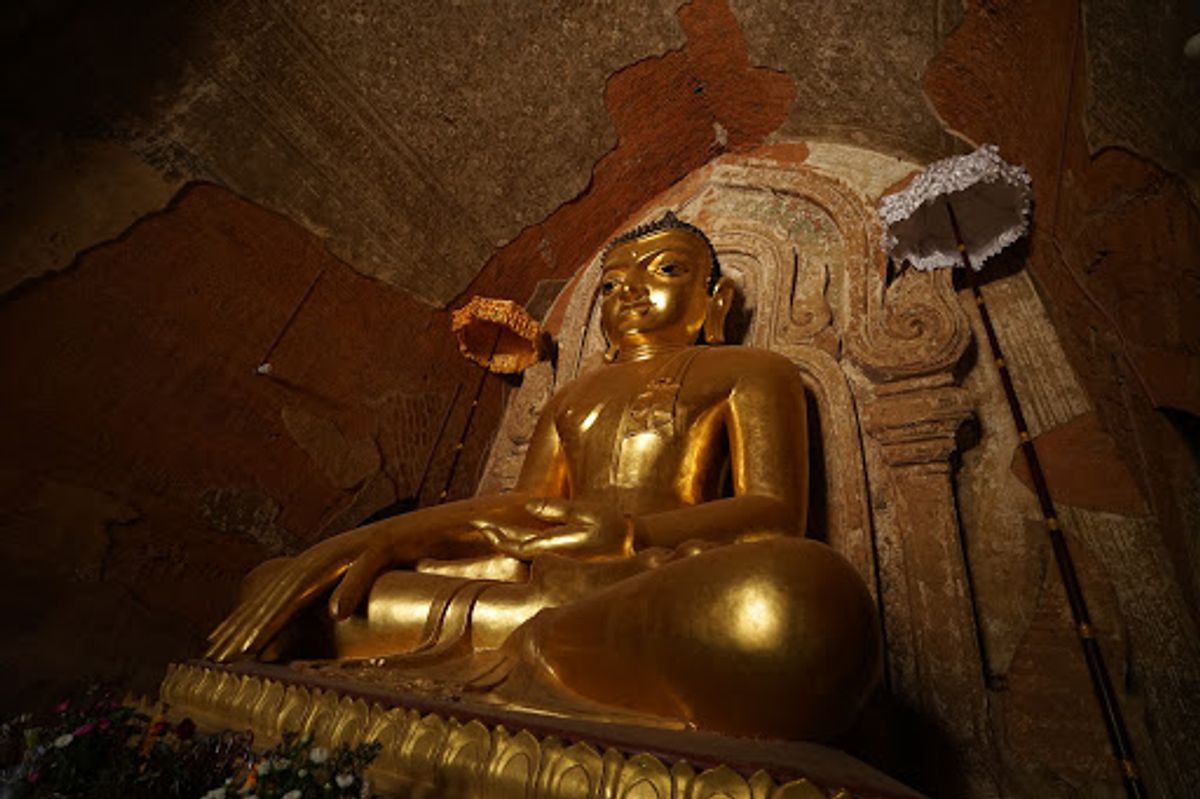 次に訪れたのは「スラマニ寺院」。

寺院内はひんやりしている。
仏像...