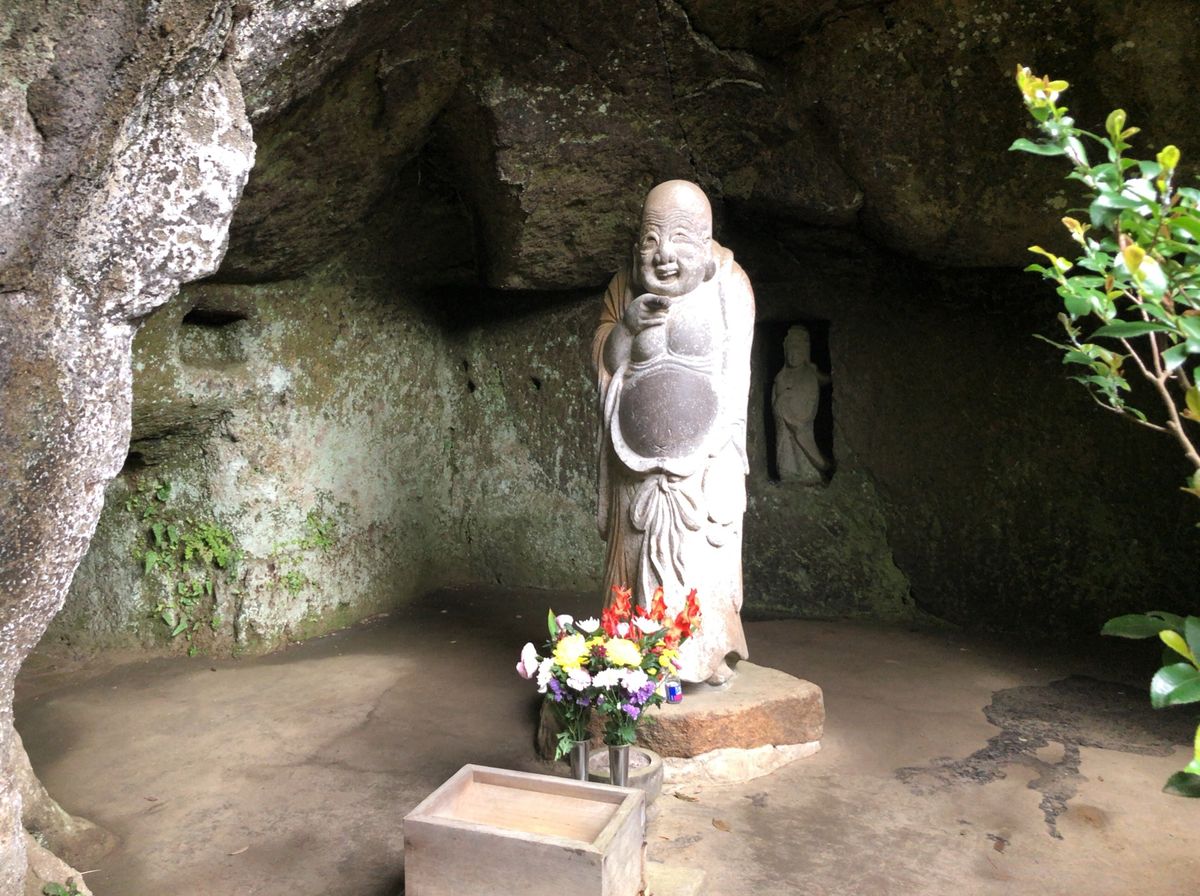 東慶寺の次は浄智寺へ。こちらは門前の紫陽花が美しい。ホタルブクロも咲いてい...