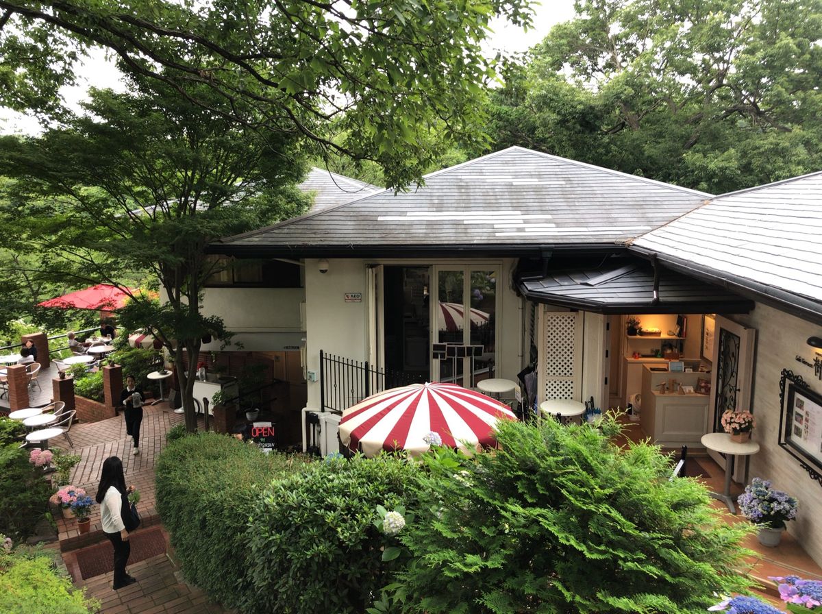 ハイキングコース途中にある「樹ガーデン」。森の中にあるお洒落なカフェで一休み。