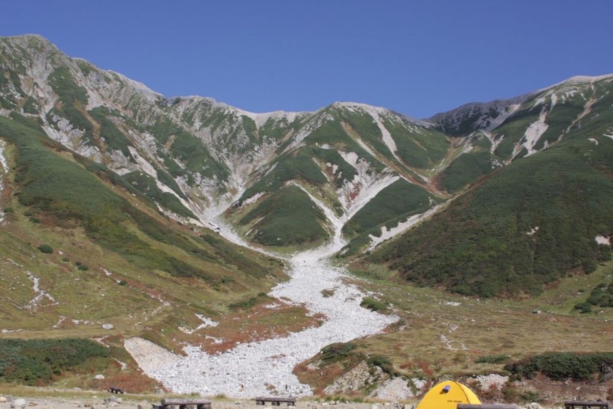 9月末の立山、残念ながら紅葉には１週間早かった。山の秋は短いので、絶好のタ...