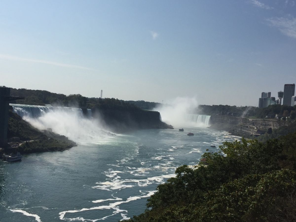 イエローナイフのオーロラとナイアガラの滝