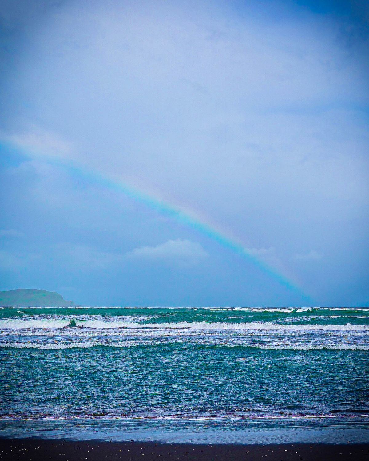 砂の丘を下りていくと、広大な海が広がっていた。
本当に広大だ。見渡す限り浜...