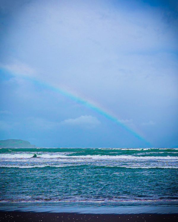 ニュージーランド・ワイトモ「ニュージーランド レンタカーで行き当たりばったりの旅」の写真：砂の丘を下りていくと、広大な海が広がって...