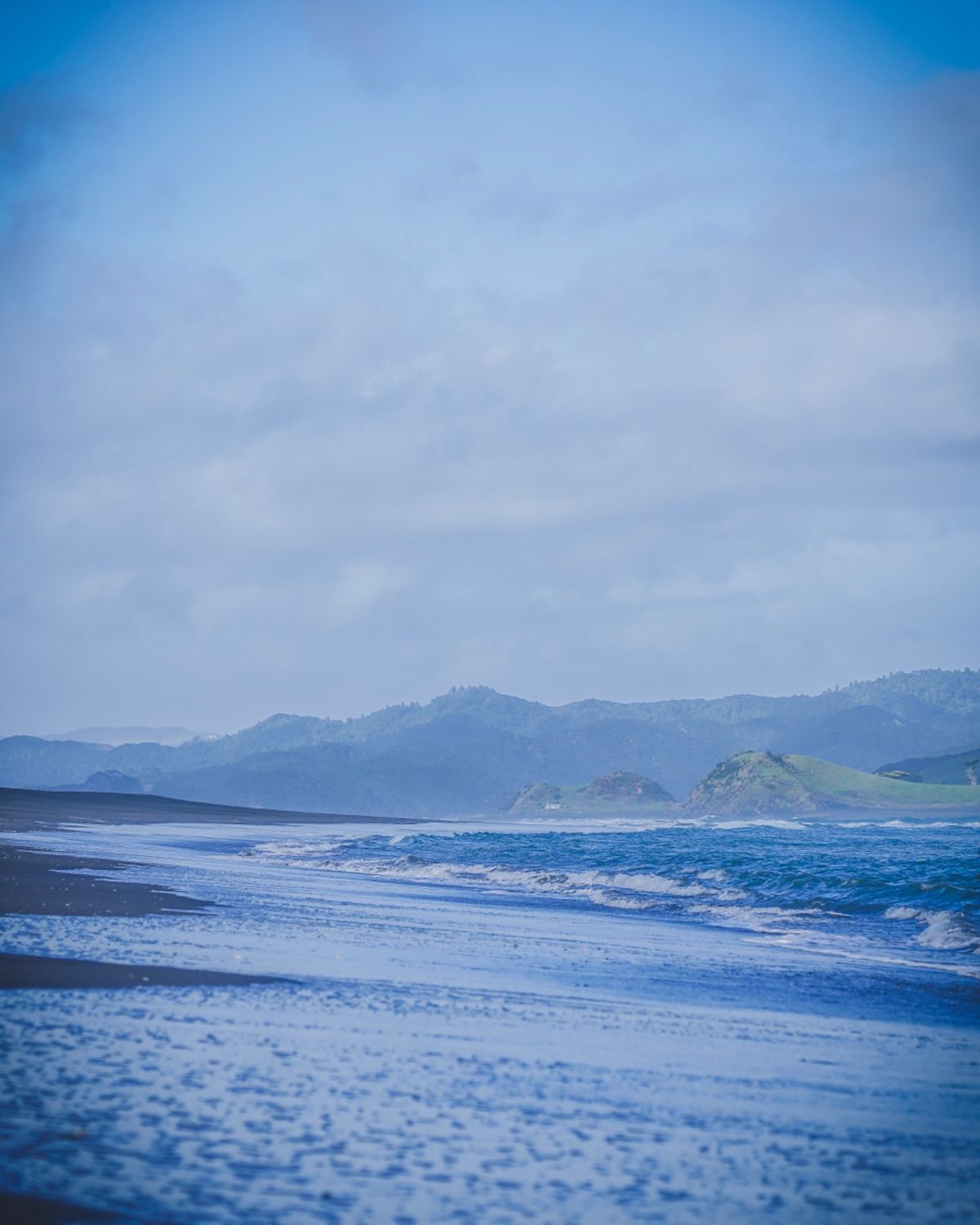 砂の丘を下りていくと、広大な海が広がっていた。
本当に広大だ。見渡す限り浜...