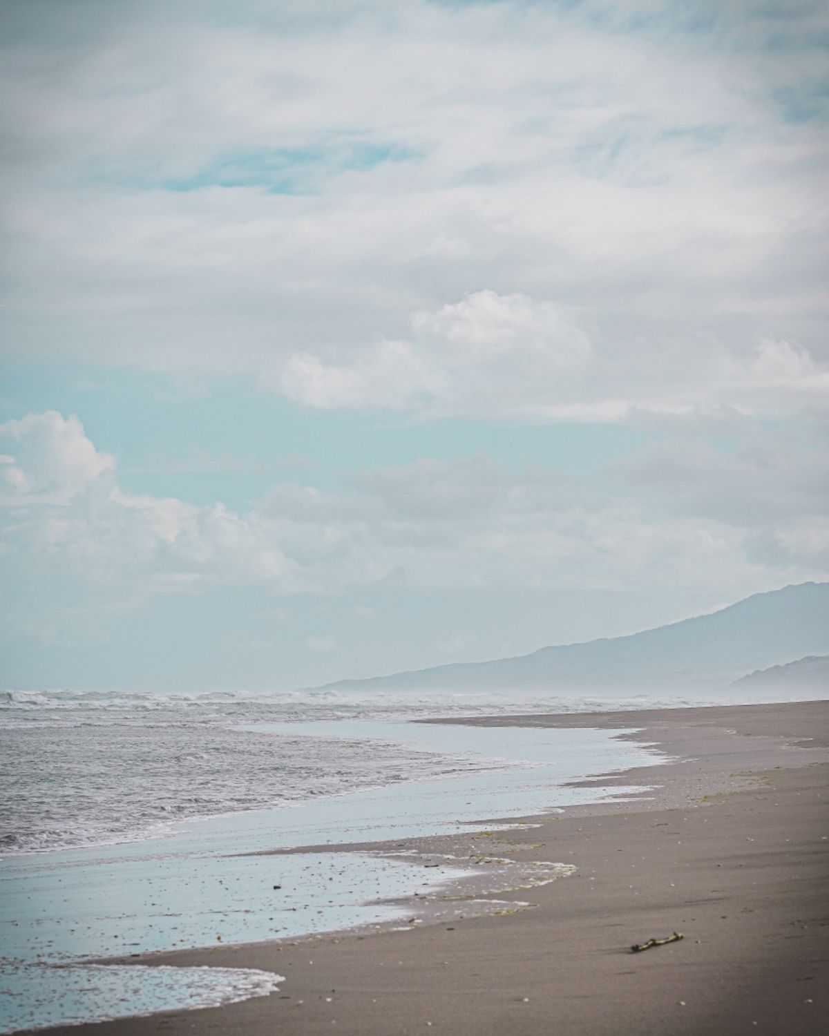 砂の丘を下りていくと、広大な海が広がっていた。
本当に広大だ。見渡す限り浜...