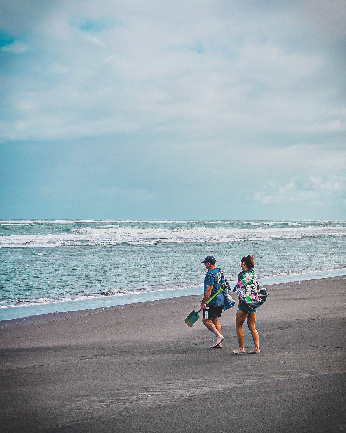 砂の丘を下りていくと、広大な海が広がっていた。
本当に広大だ。見渡す限り浜...