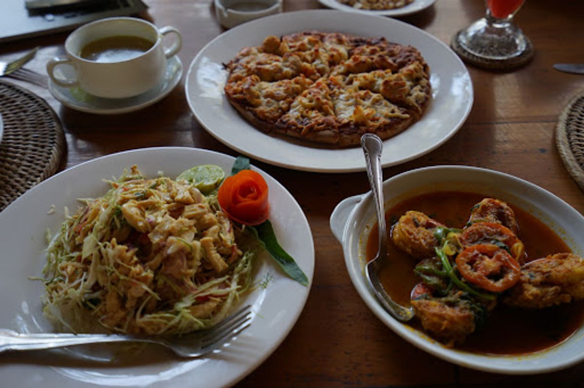 もう一つ小さなパゴダが乱立する場所を訪れ（場所は忘れてしまった）、Sara...