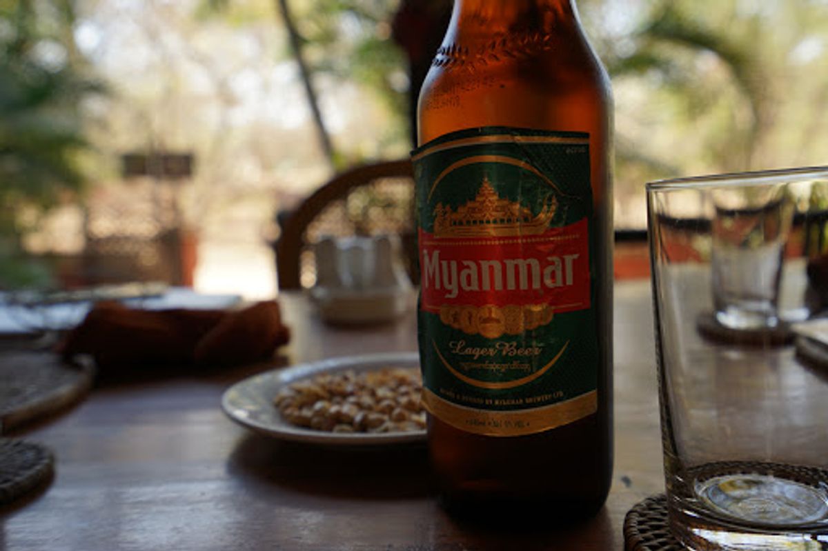 もう一つ小さなパゴダが乱立する場所を訪れ（場所は忘れてしまった）、Sara...