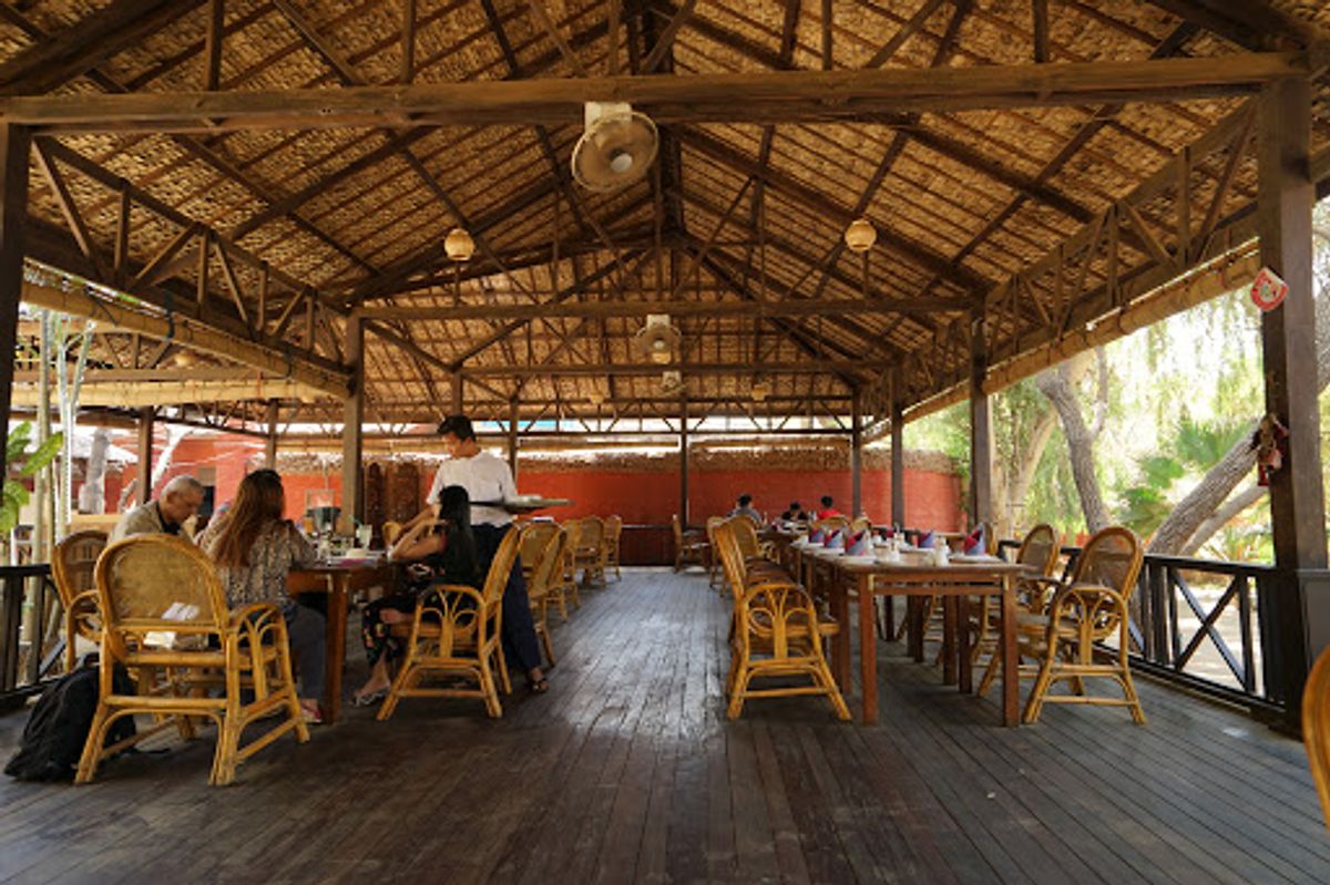 もう一つ小さなパゴダが乱立する場所を訪れ（場所は忘れてしまった）、Sara...