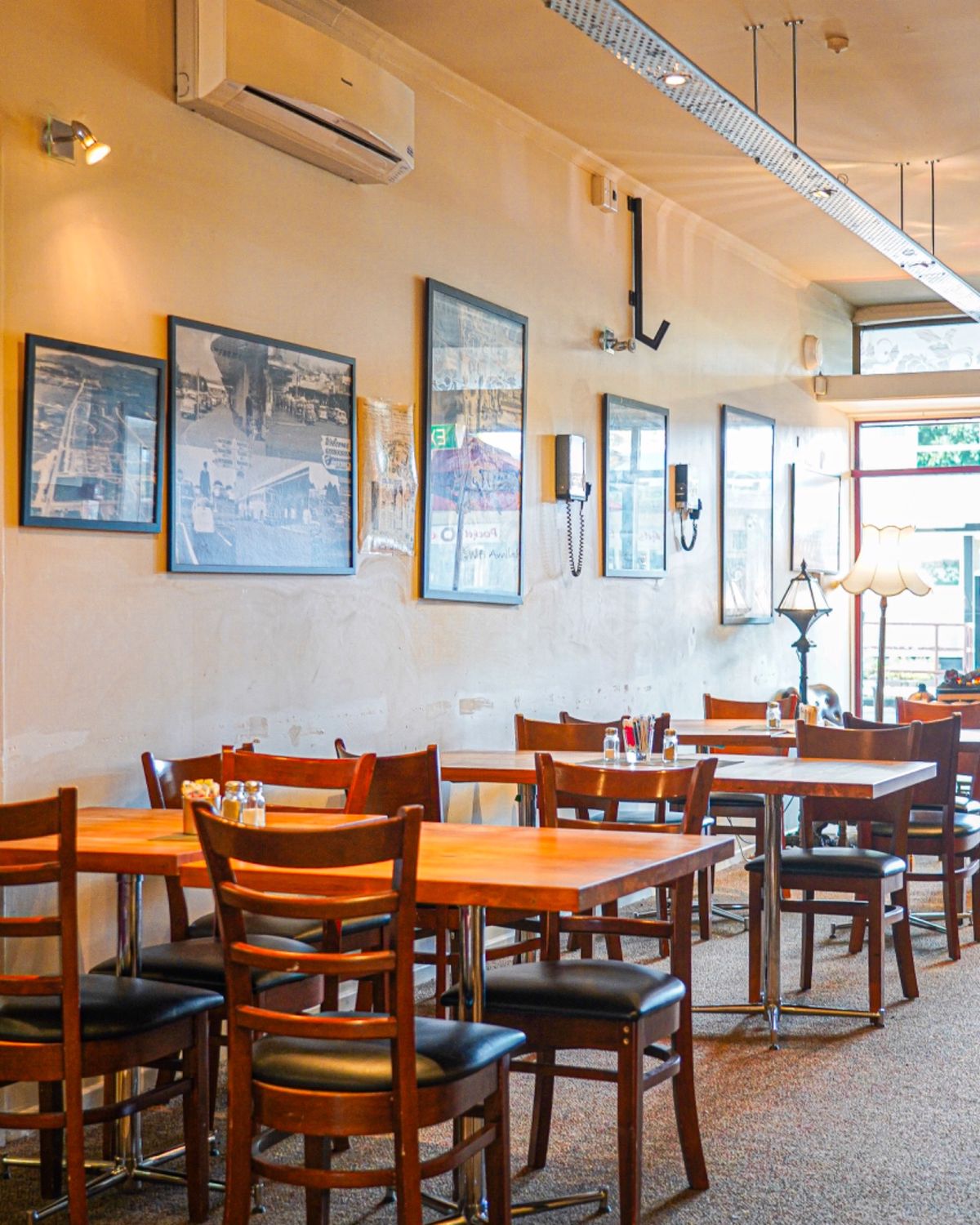 カフィアを後にし、ピロンギアに戻った。
カメラを忘れてきた蜂蜜屋「HIVE...