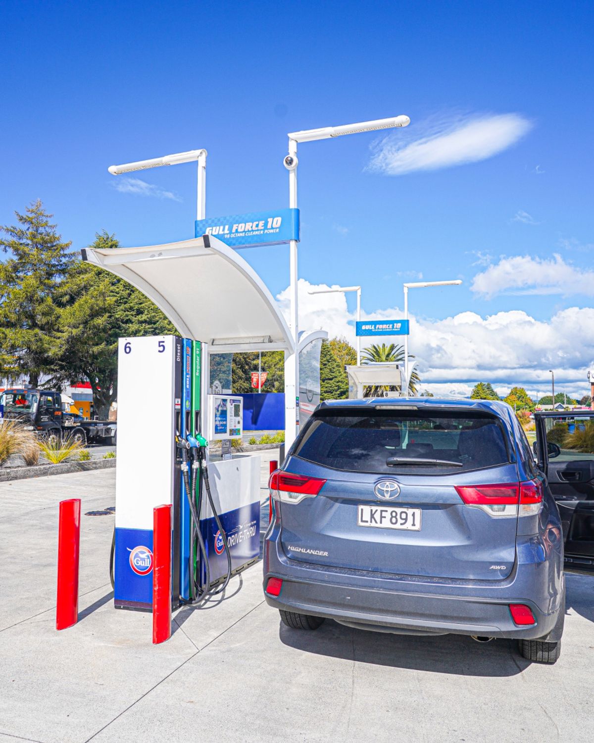 カフィアを後にし、ピロンギアに戻った。
カメラを忘れてきた蜂蜜屋「HIVE...