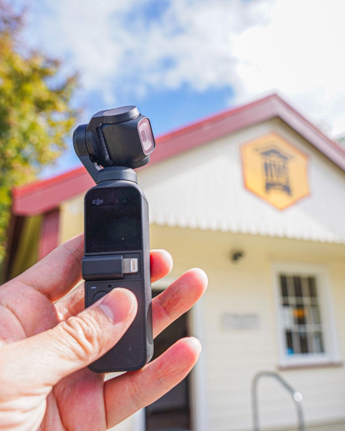 カフィアを後にし、ピロンギアに戻った。
カメラを忘れてきた蜂蜜屋「HIVE...