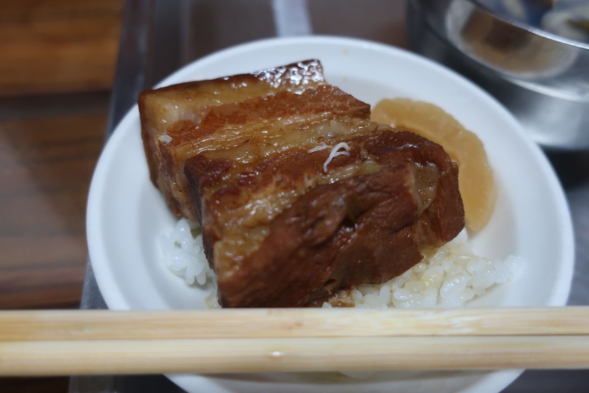 台中。
忠孝夜市は飲食店のみ。日本でタピオカミルクティブームだが、暑い時期...