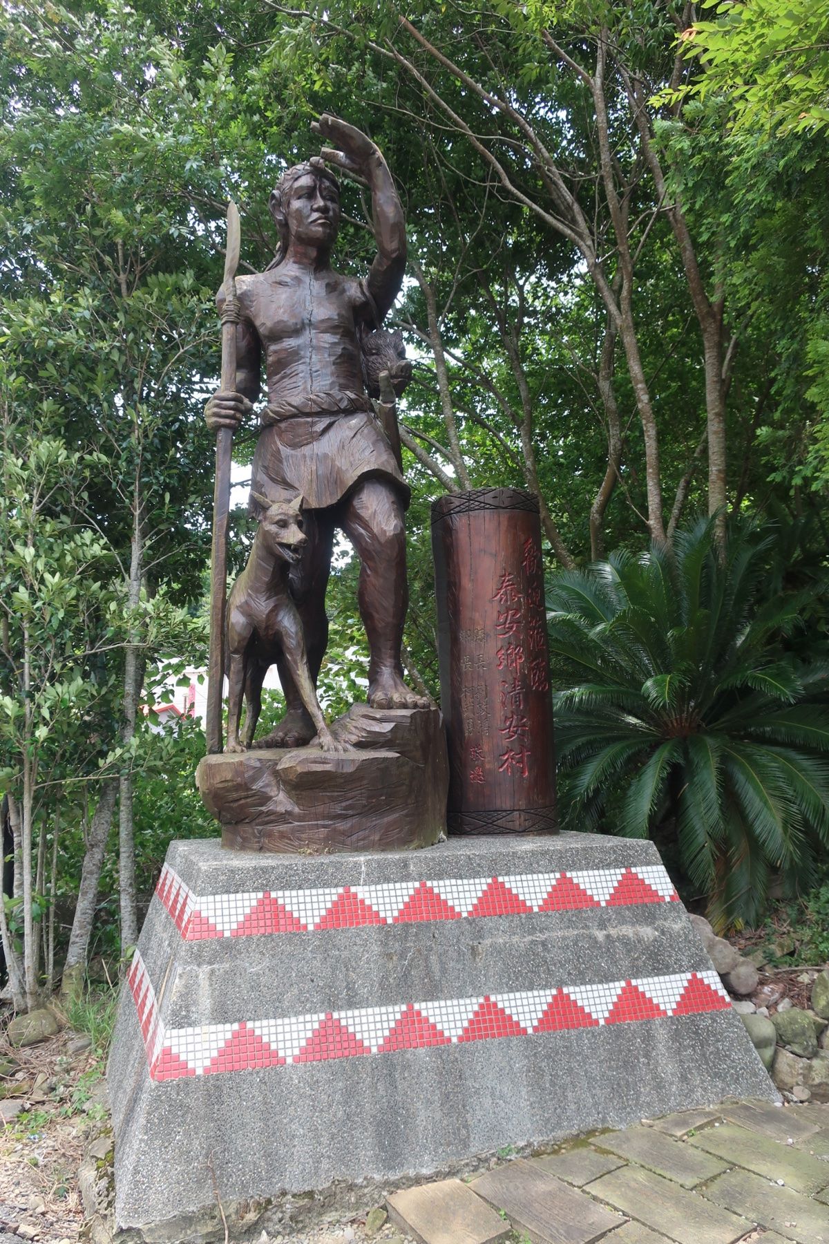 ホテルからシャトルで5分ほどで清安豆腐街。黒皮臭豆腐が売りで、その味は通常...