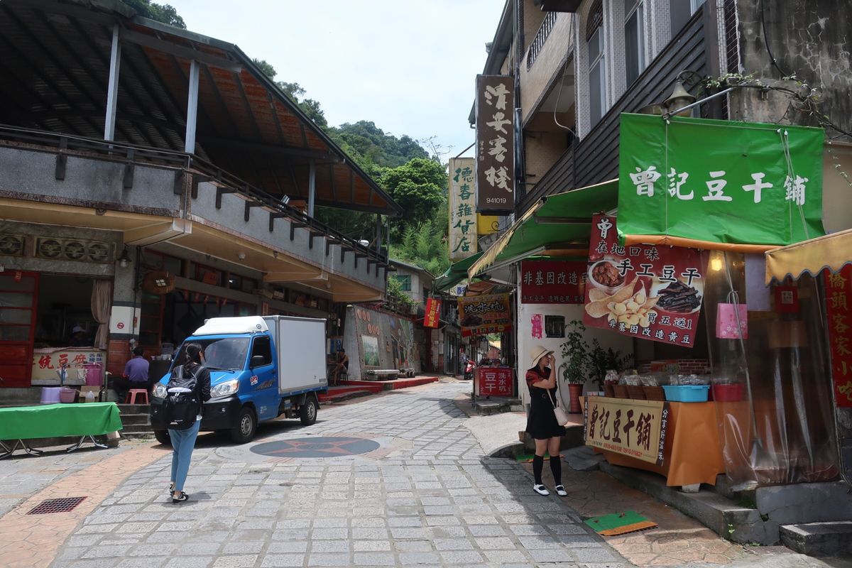 ホテルからシャトルで5分ほどで清安豆腐街。黒皮臭豆腐が売りで、その味は通常...