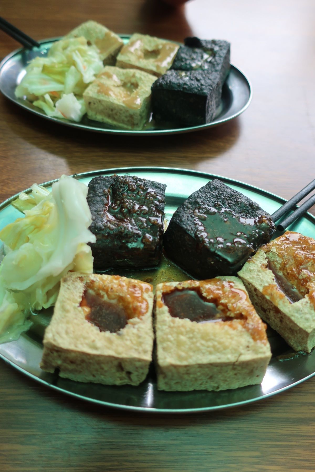 ホテルからシャトルで5分ほどで清安豆腐街。黒皮臭豆腐が売りで、その味は通常...