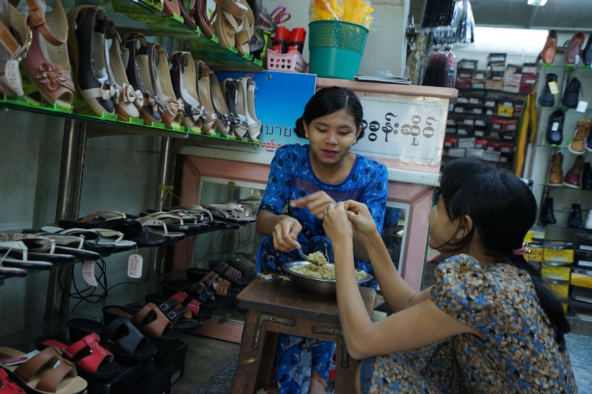 ミャンマーの人達はみんな輝いていました。当時の僕と同い年(15歳)ながら働...