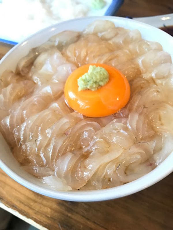 日本・函館「北海道から東京まで、車で移動の旅」の写真：美味すぎ。すげぇ美味い。
ヒラメ丼。な...