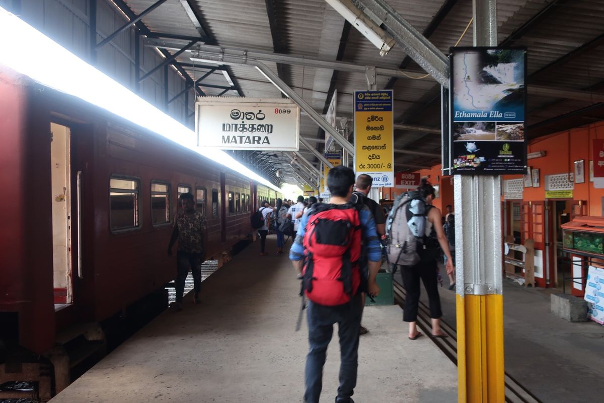 ゴール駅からマータラ駅へ。スパイスと共に煎ったピーナッツが美味。マータラか...