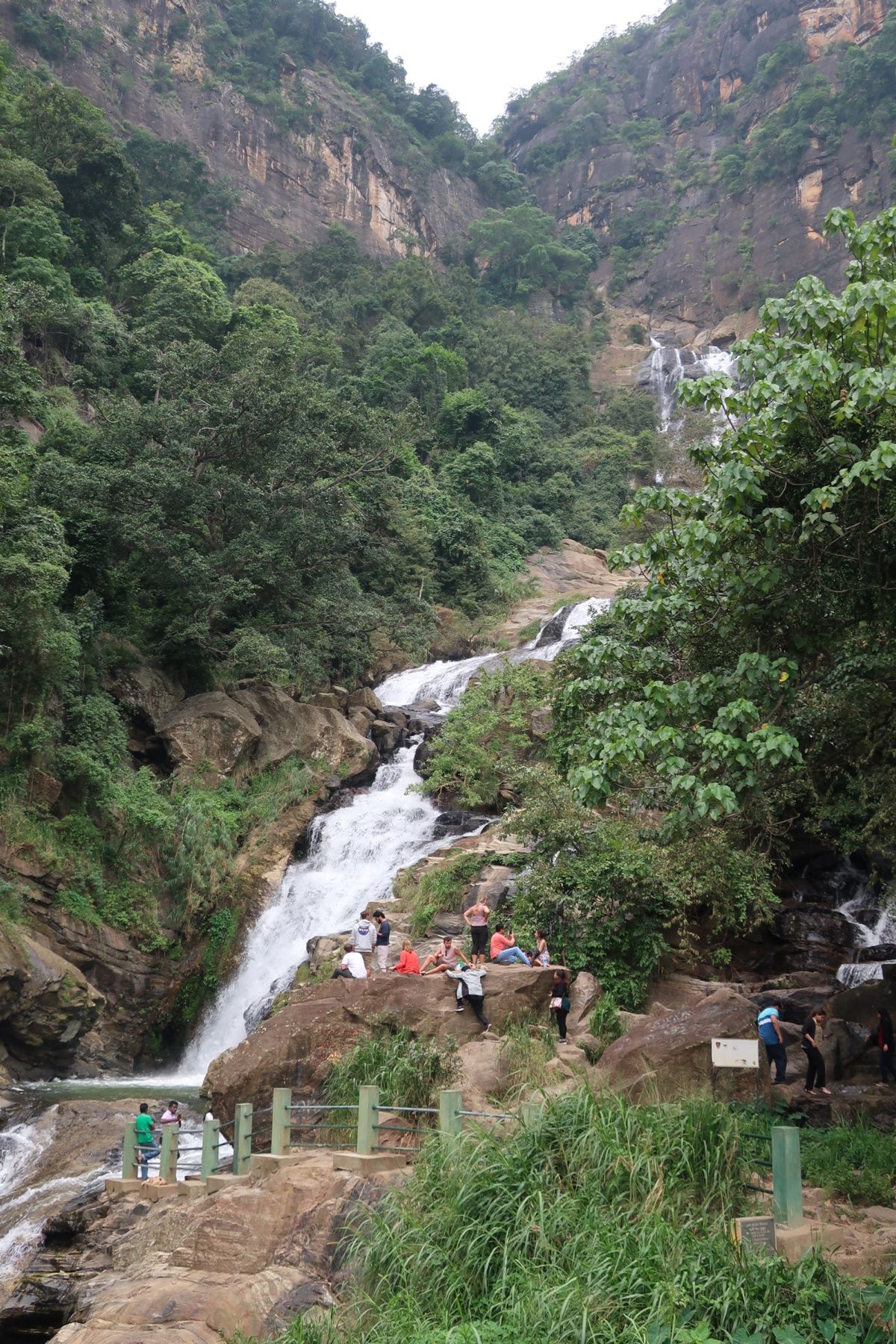 エッラに着くちょっと前にRavana Ella Fallsという滝を通る。...