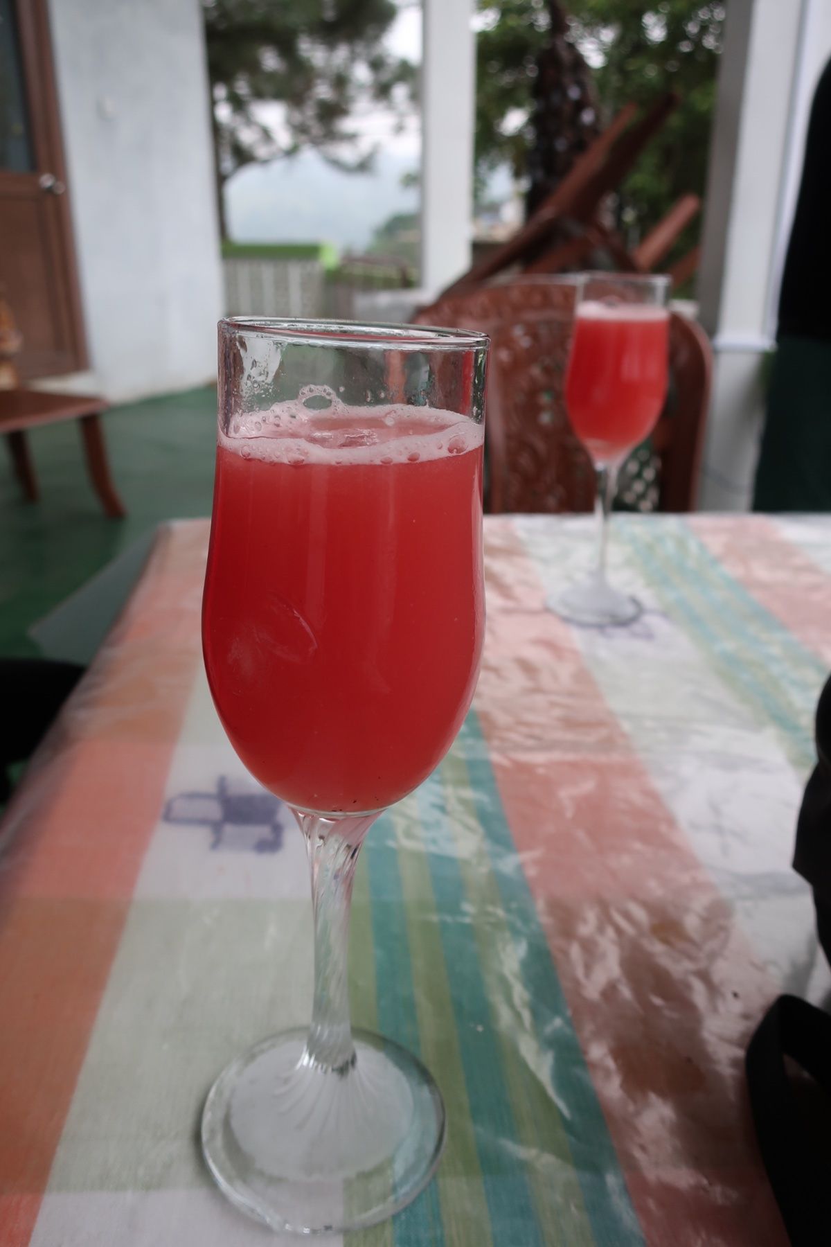 エッラに着くちょっと前にRavana Ella Fallsという滝を通る。...