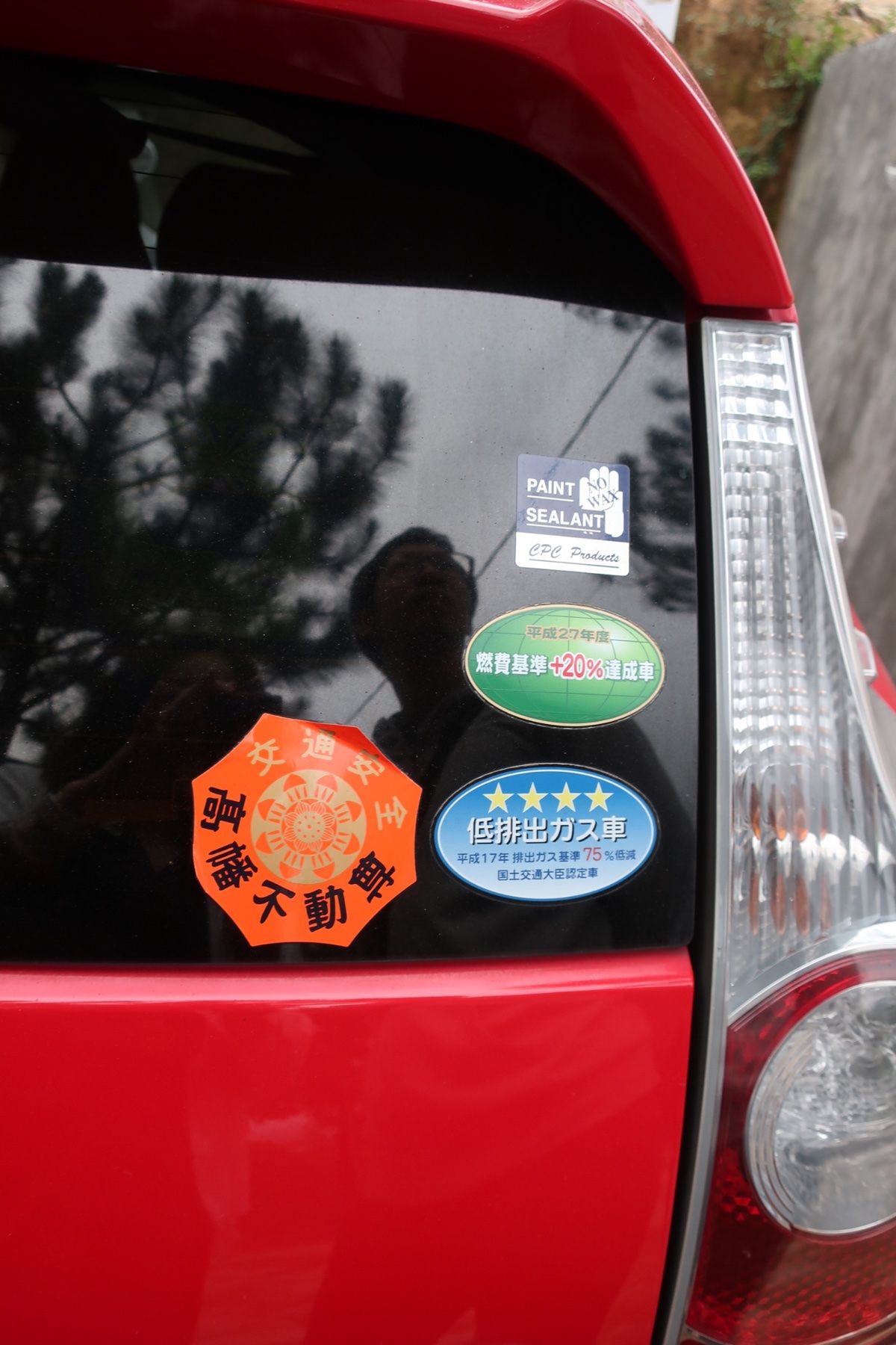 エッラに着くちょっと前にRavana Ella Fallsという滝を通る。...