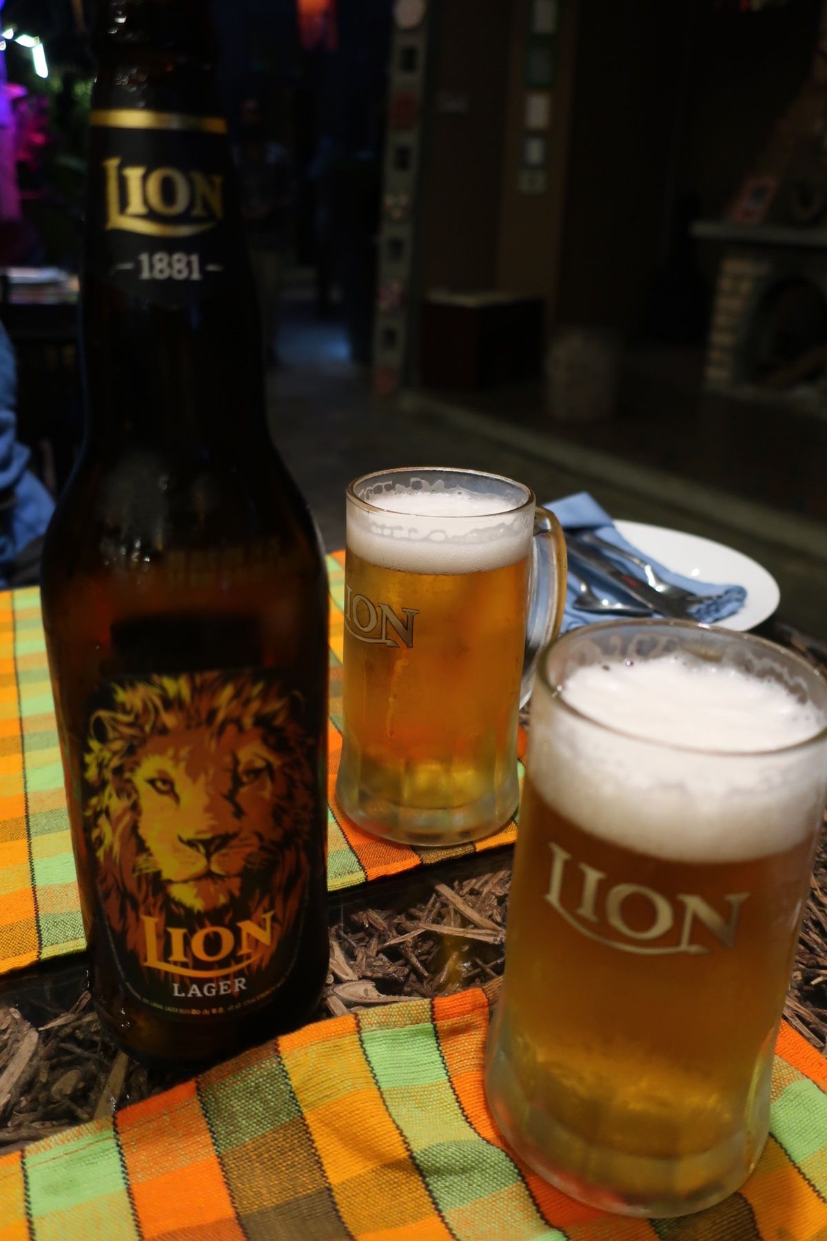 エッラに着くちょっと前にRavana Ella Fallsという滝を通る。...